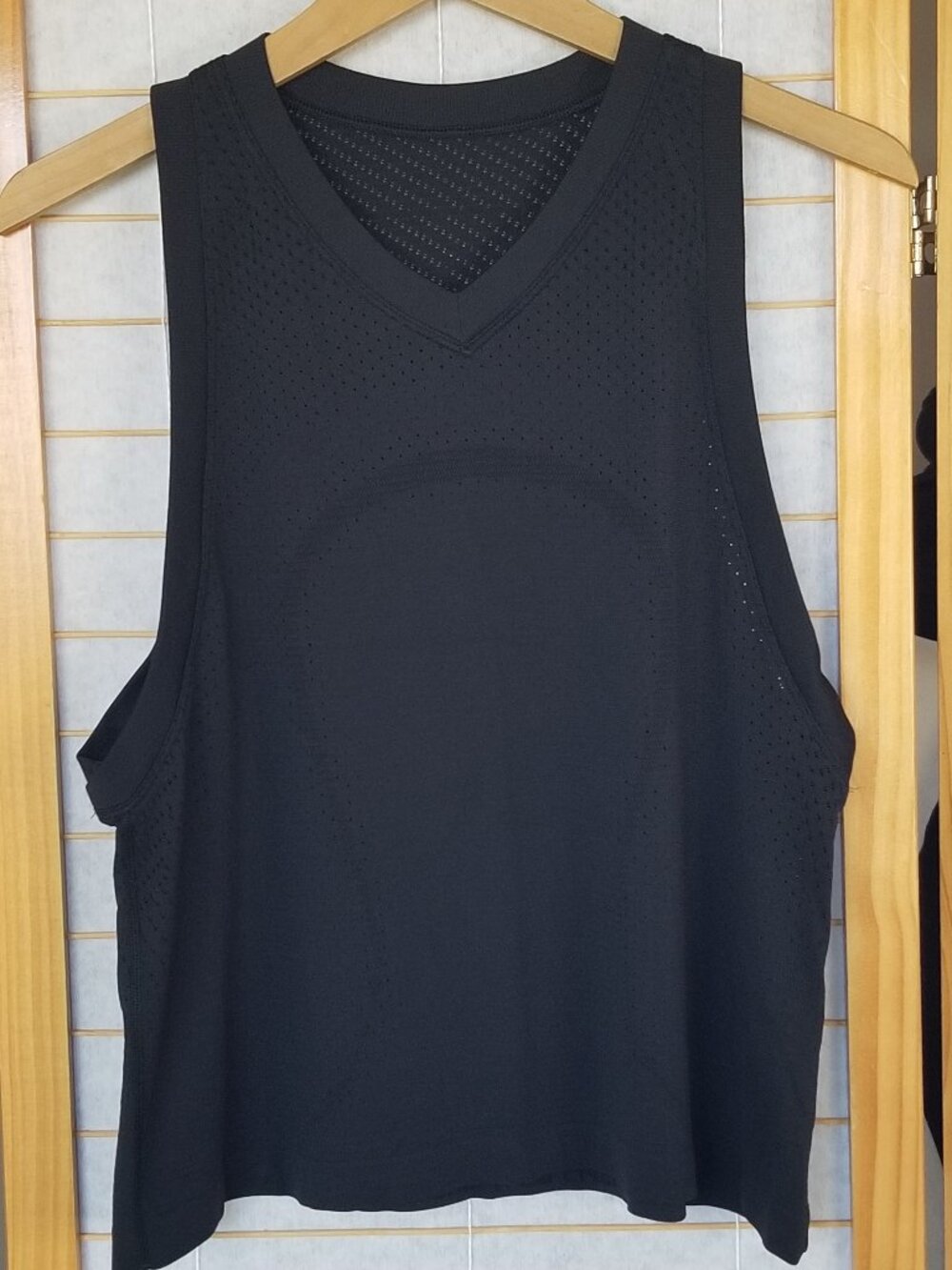 Lululemon Breeze By Muscle Tank Top Black Mesh V-Neck Size 8